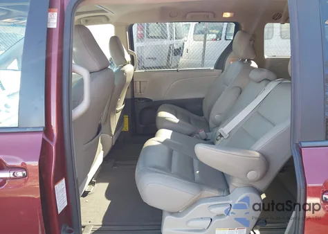 2015 Toyota Sienna Xle 8 Passenger z USA, uszkodzony, nr VIN 5TDYK3DC4FS543473